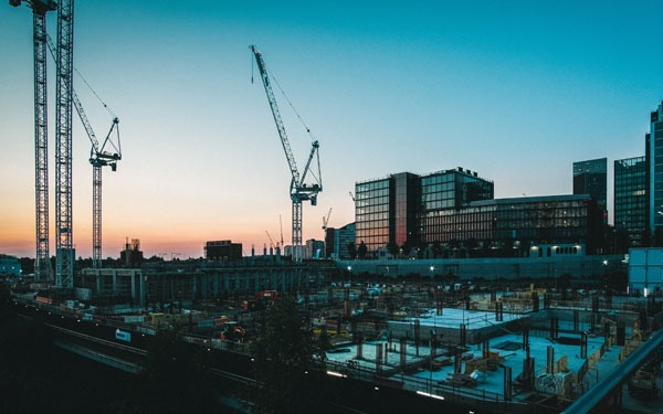 several-cranes-above-the-buildings